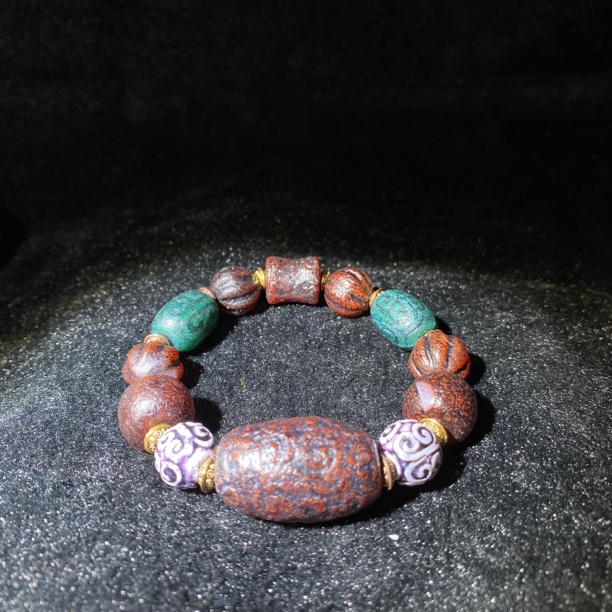 臻藏（8A级）老玛瑙手串2410110004