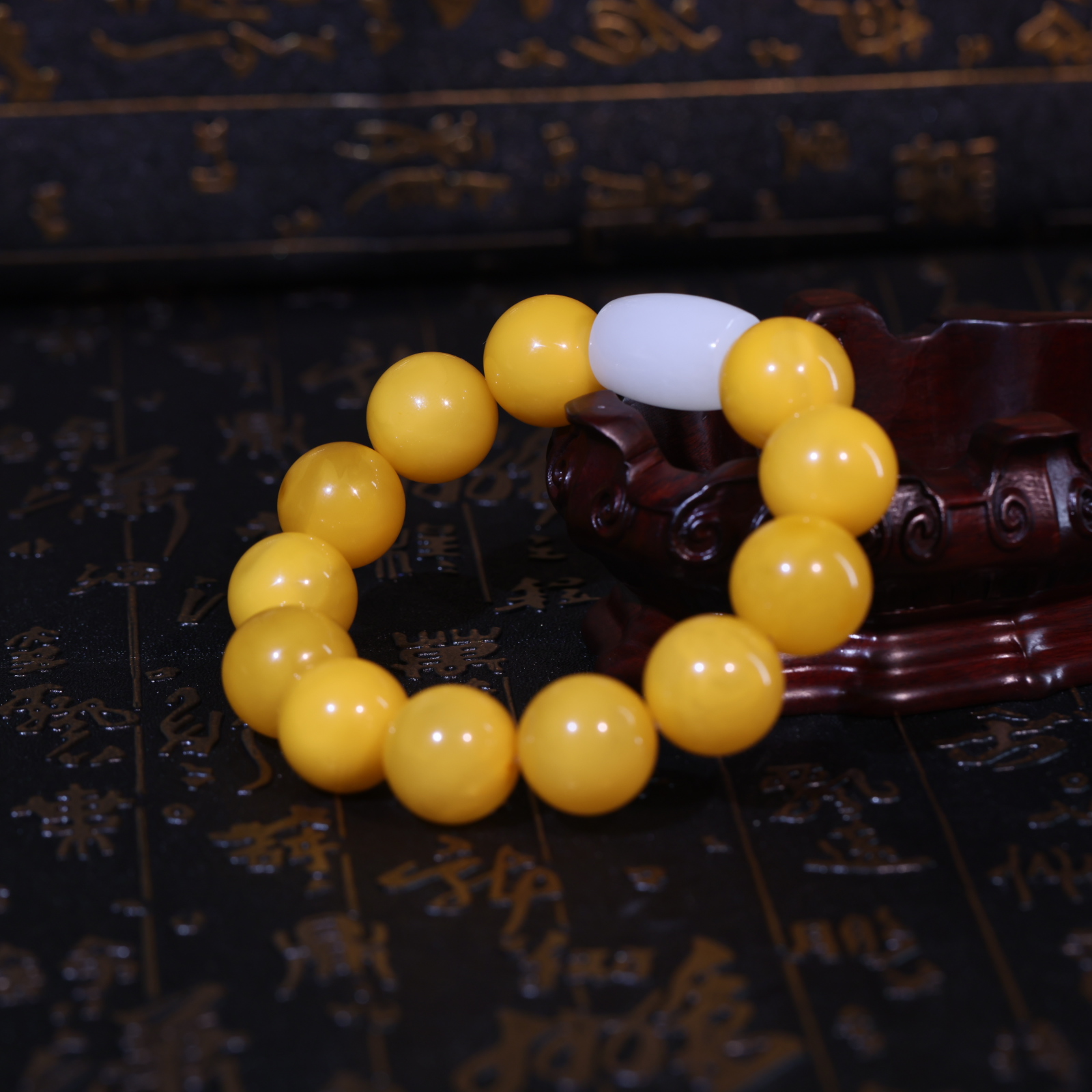 【新疆马爷珠宝】蜜蜡手串鸡油黄 卡18左右