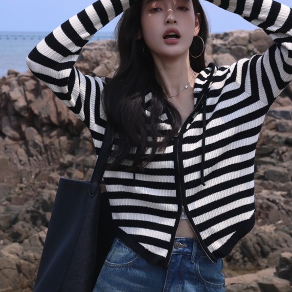 秋装洋气披肩外搭连帽拉链毛衣女条纹针织衫高级感上衣小开衫外套
