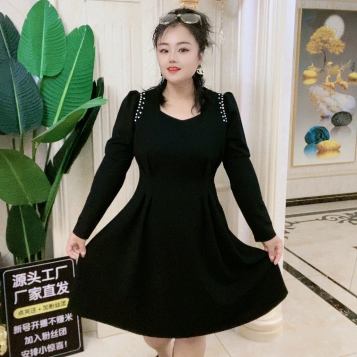 秋冬2024胖MM大码显瘦连衣裙赫本风高级感流行修身遮肚子拉链钉钻