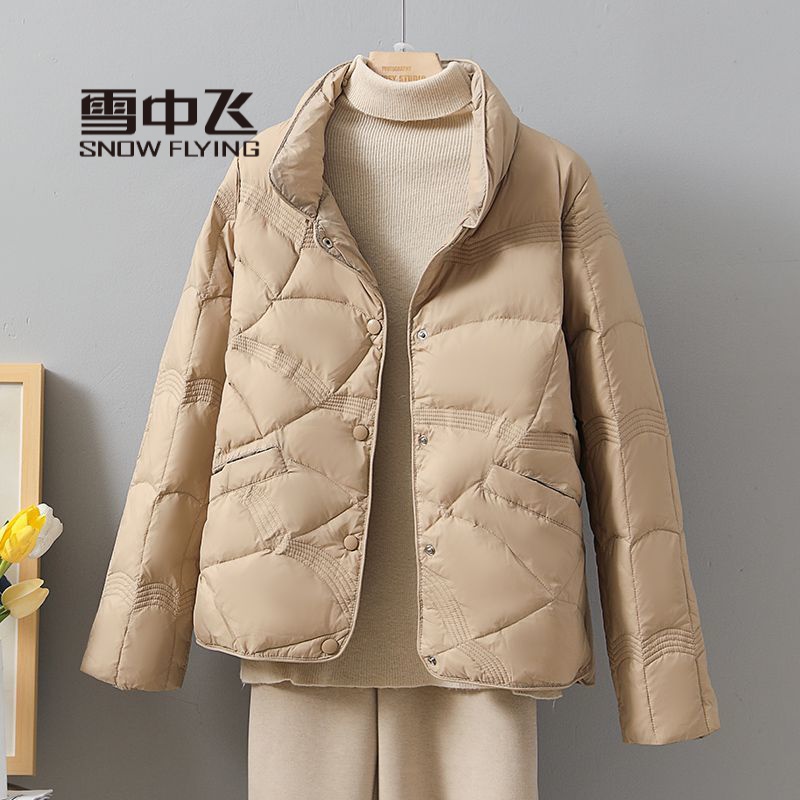 雪中飞绒服反季祥云羽绒衣女短款2023年新款立领轻薄白鸭绒时尚