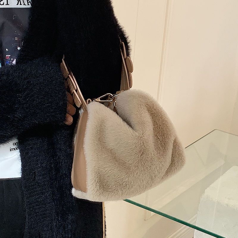 小众设计毛毛包包秋冬手提包女2021新款潮高级质感毛绒链条斜挎包