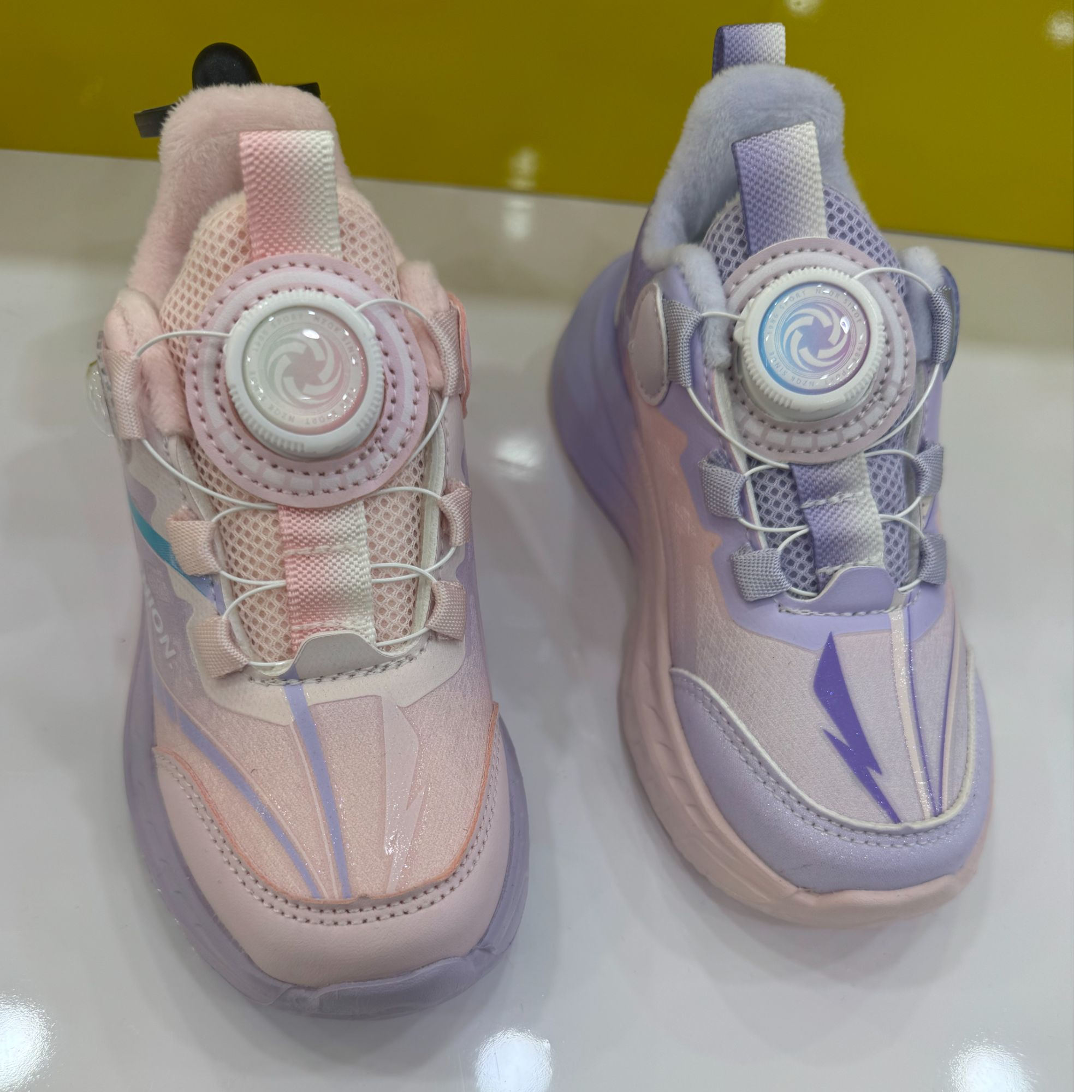 女童旋转纽扣运动鞋底超轻便跑步鞋时尚舒适2024新款冬季防滑耐磨