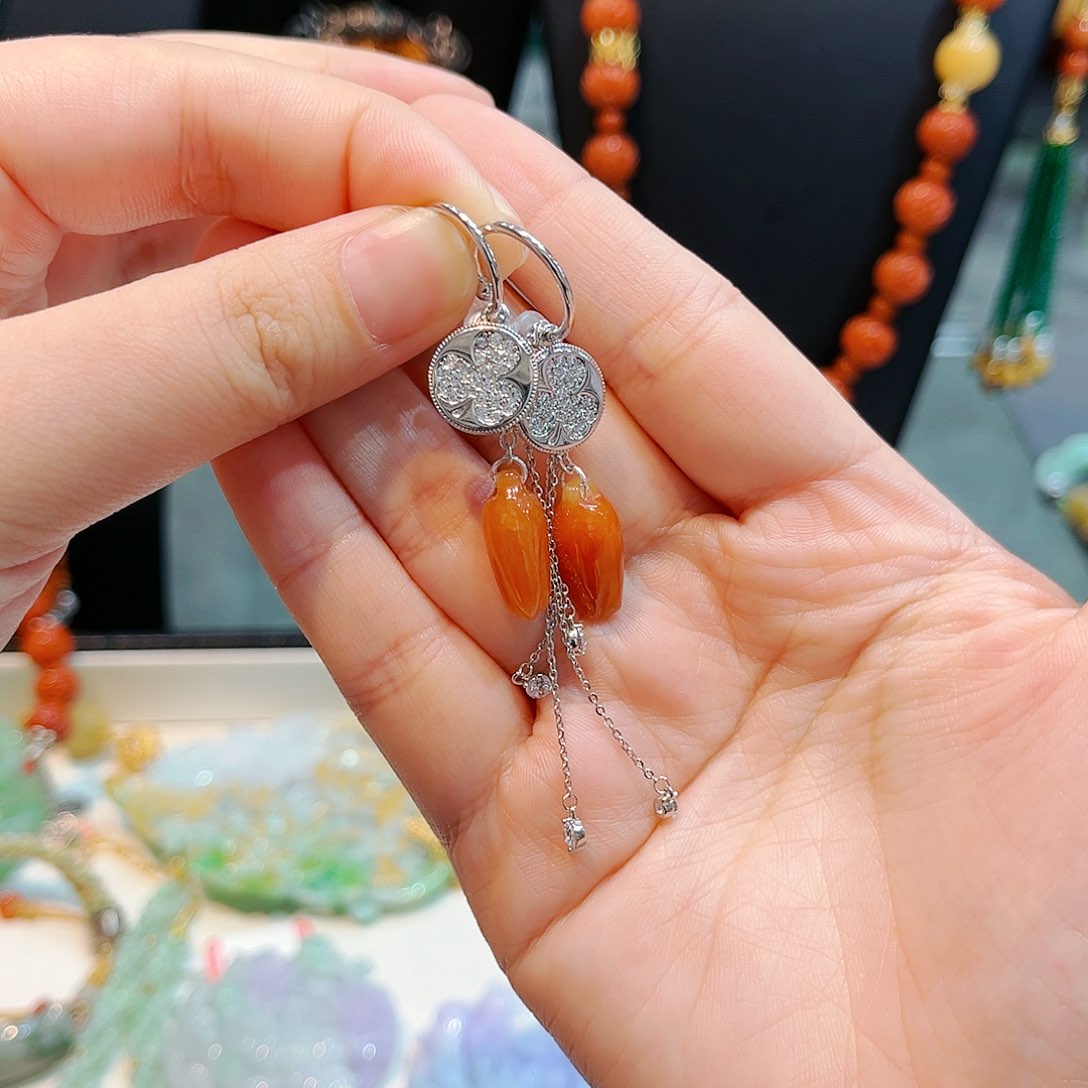 翡翠耳饰未镶嵌翡翠