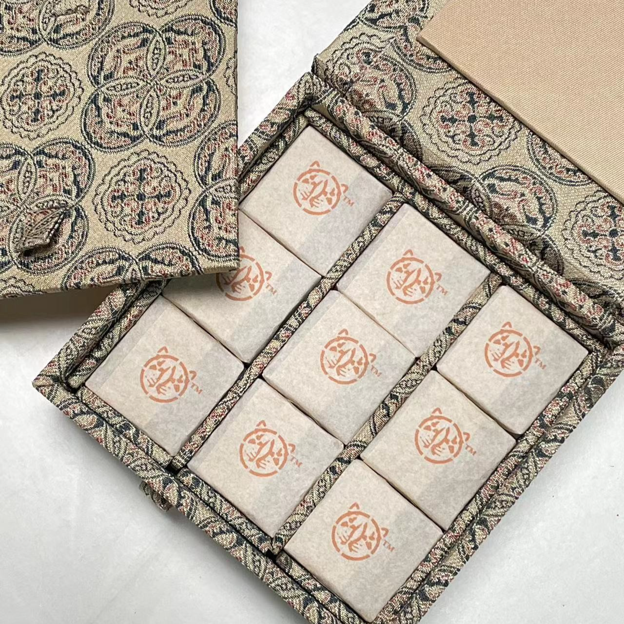 S孤品：冰岛南迫古树2015春-8克18块小砖144克锦盒装拆封不退03079