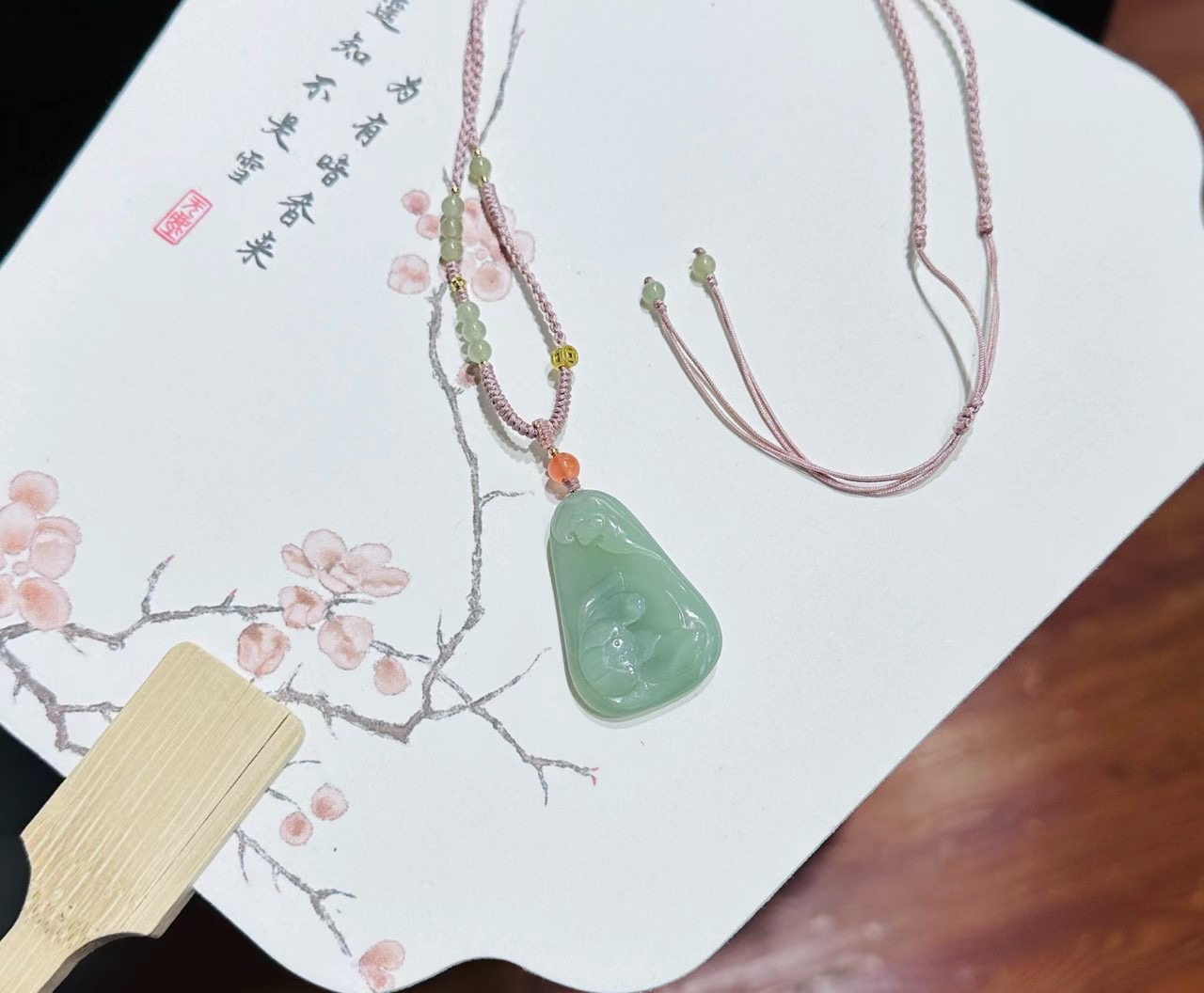 碧玉粉青荷花吊坠，中式美学。精雕冰透