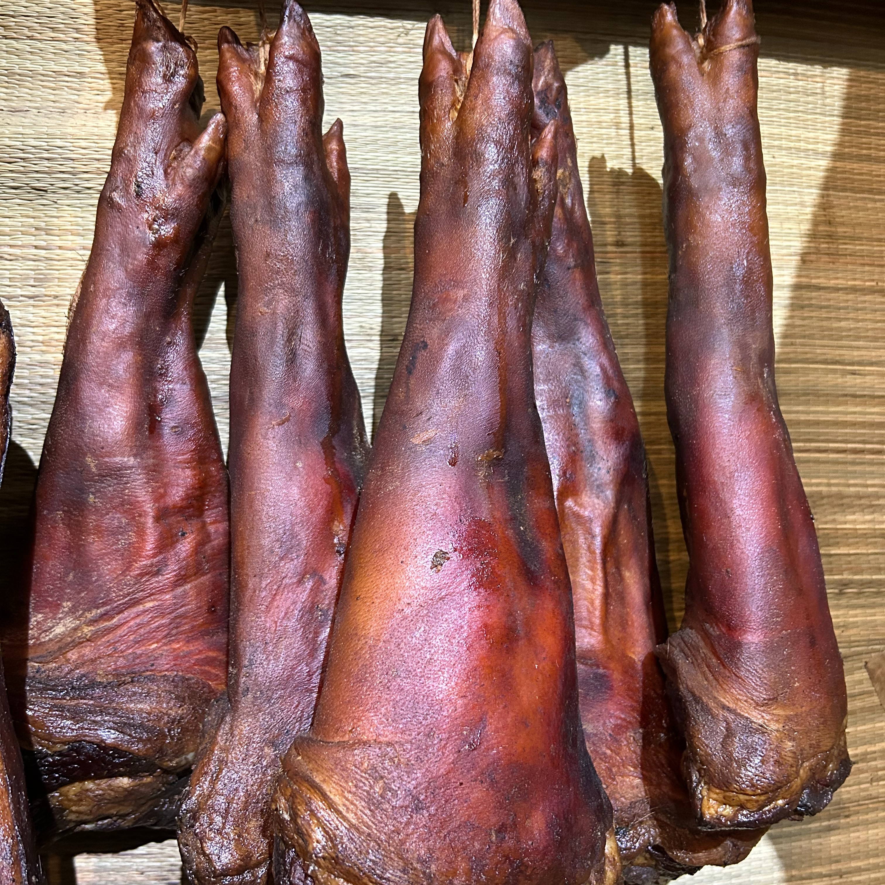 烟熏土猪腊猪蹄，现场称重，烧切真空包装