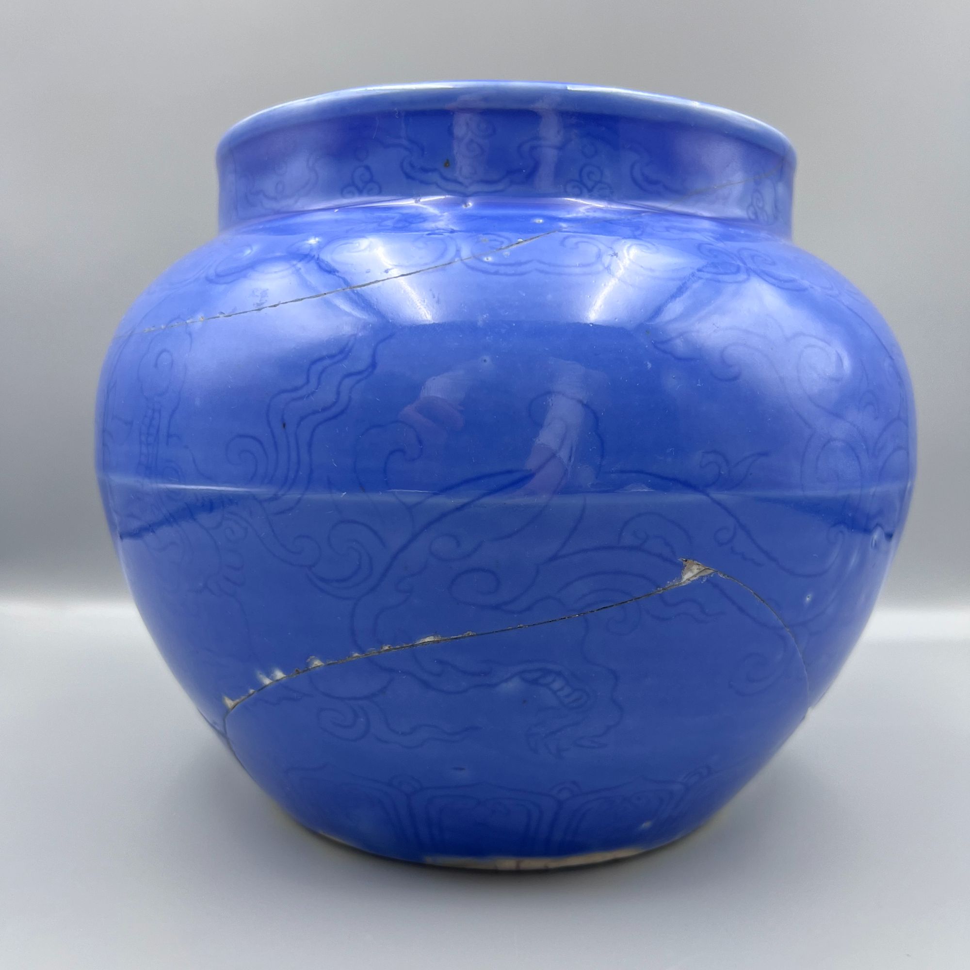 Lot.06清 蓝釉暗刻龙纹大罐202405272012