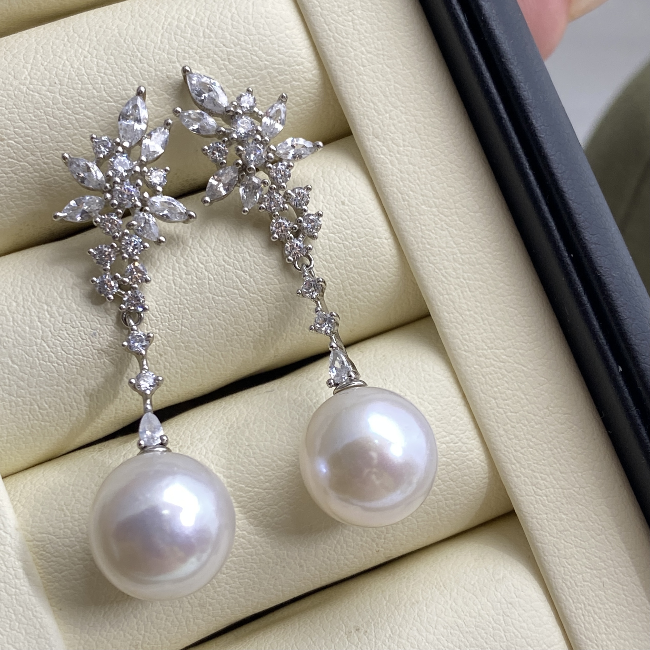 【薇岚朵】11-12mm淡水强光珍珠S925银经典轻奢繁星款满锆耳饰复古