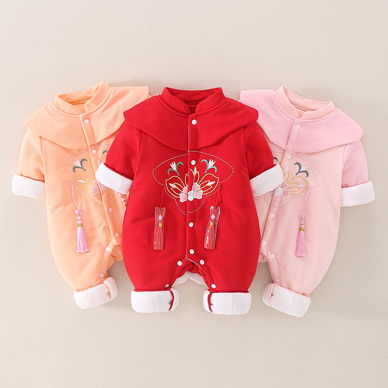 新品婴儿中国风连体衣爬服刺绣吊坠女新生儿薄棉外出哈衣