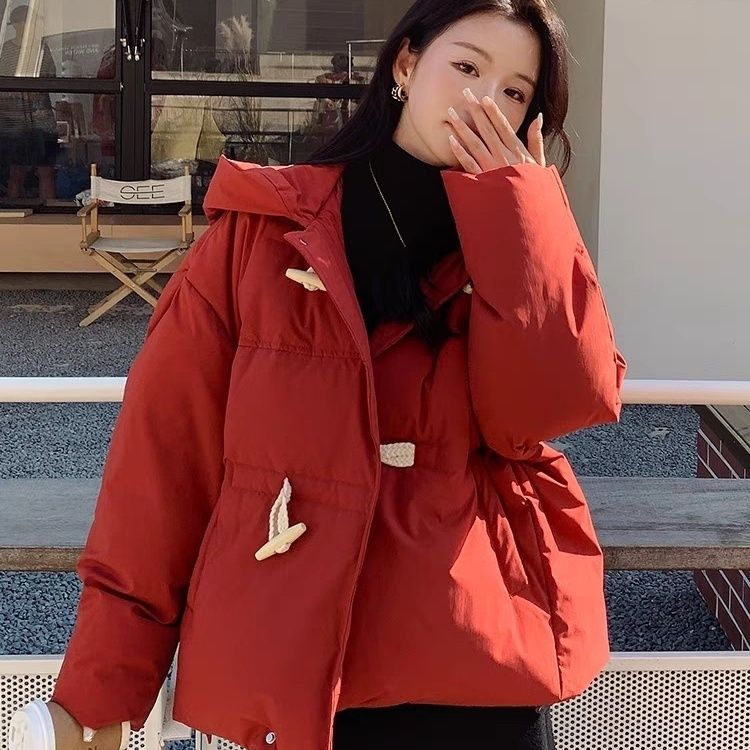 雪中飞红色牛角扣面包羽绒服女2023今年爆款小个子时尚洋气冬短外