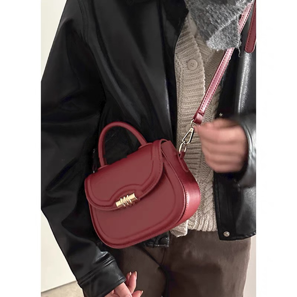 手提红色包包秋冬女2025新款潮复古马鞍包小众百搭单肩斜挎包婚包