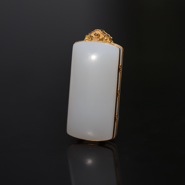 新疆和田玉祥云无事牌吊坠挂件18K金挂坠镶嵌精美气质女款时尚