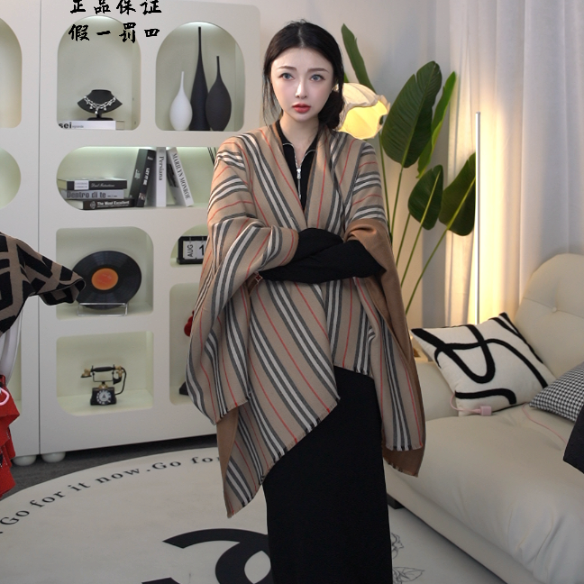 99新 BURBERRY/博柏利 亿颗潮奢  羊毛格纹披肩 C174