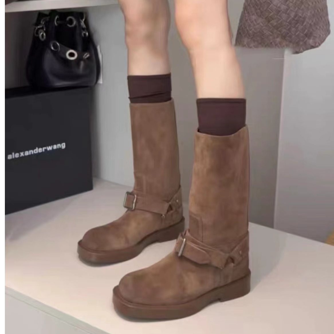 欧货女靴2024秋冬新款牛皮圆头脚环皮带扣阔腿中筒英伦骑士靴