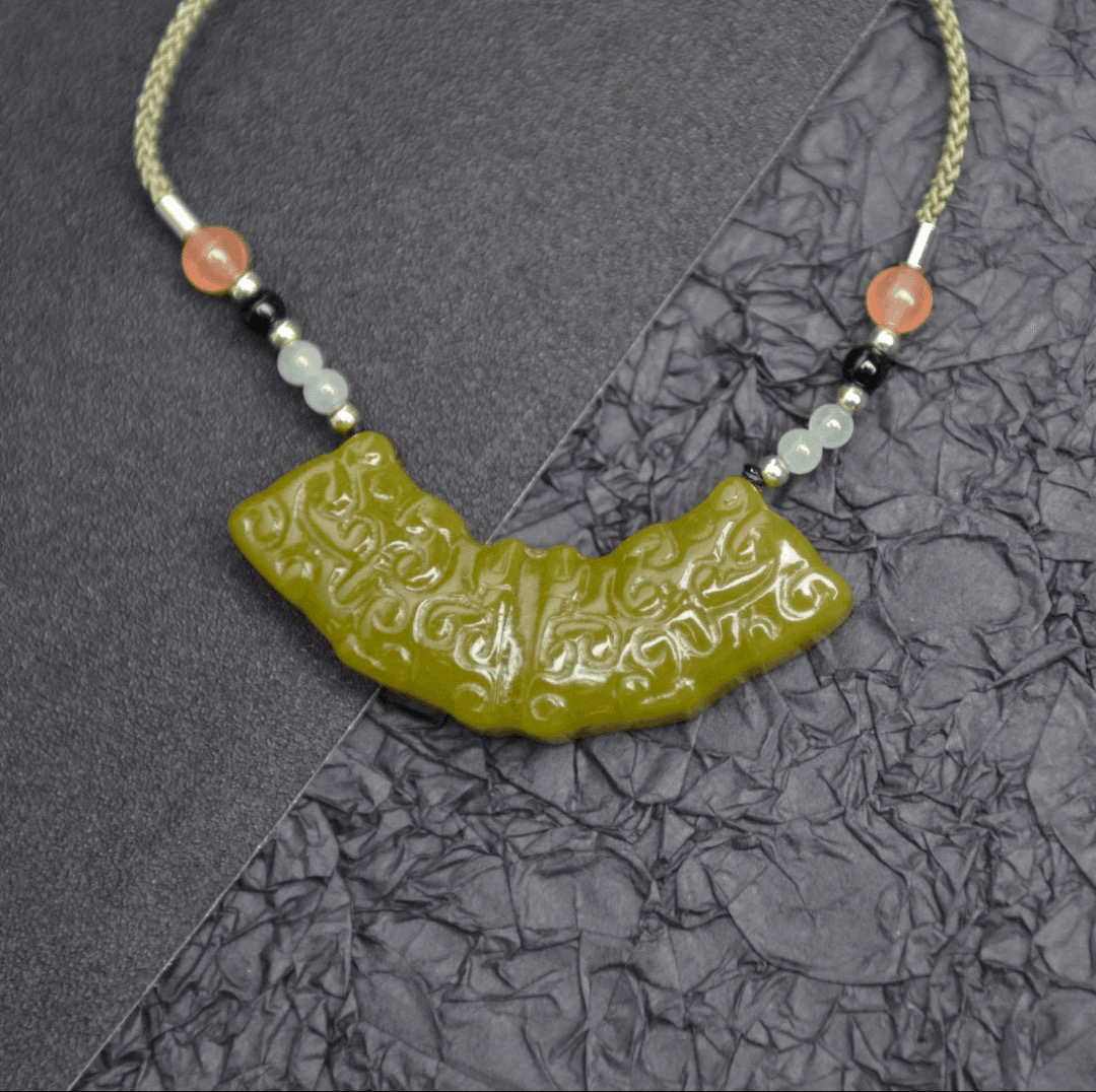 [02]天然岫玉牛油果玉衡挂件