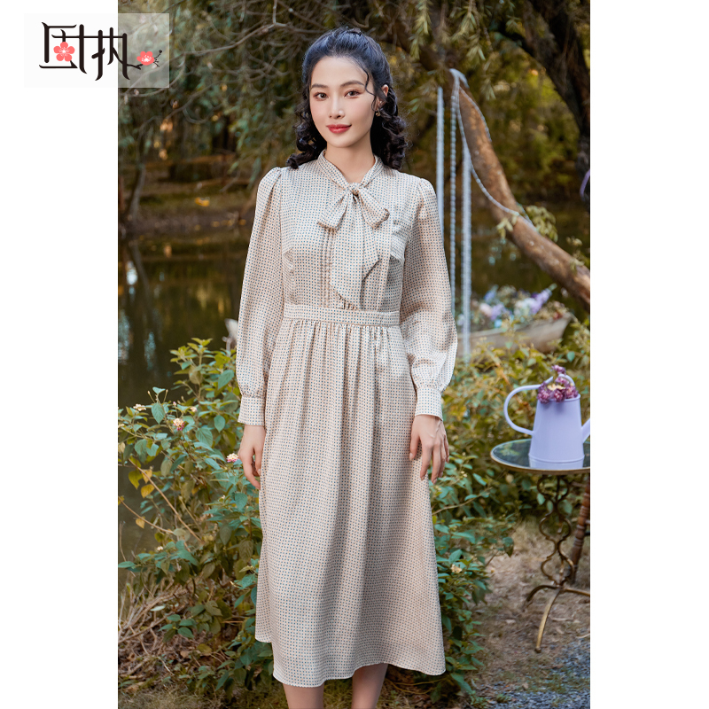 【诗语专属】固执秋季新款学院风波点长袖中长款连衣裙8277