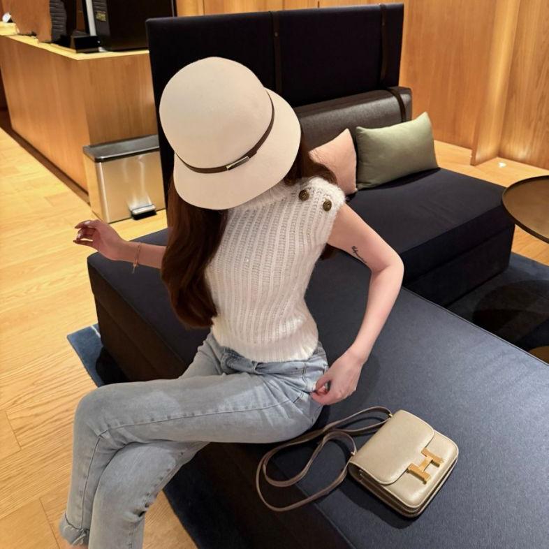 CAROL HE【歌弗加纳】做旧浮雕金扣千金少女感白色高领无袖背心