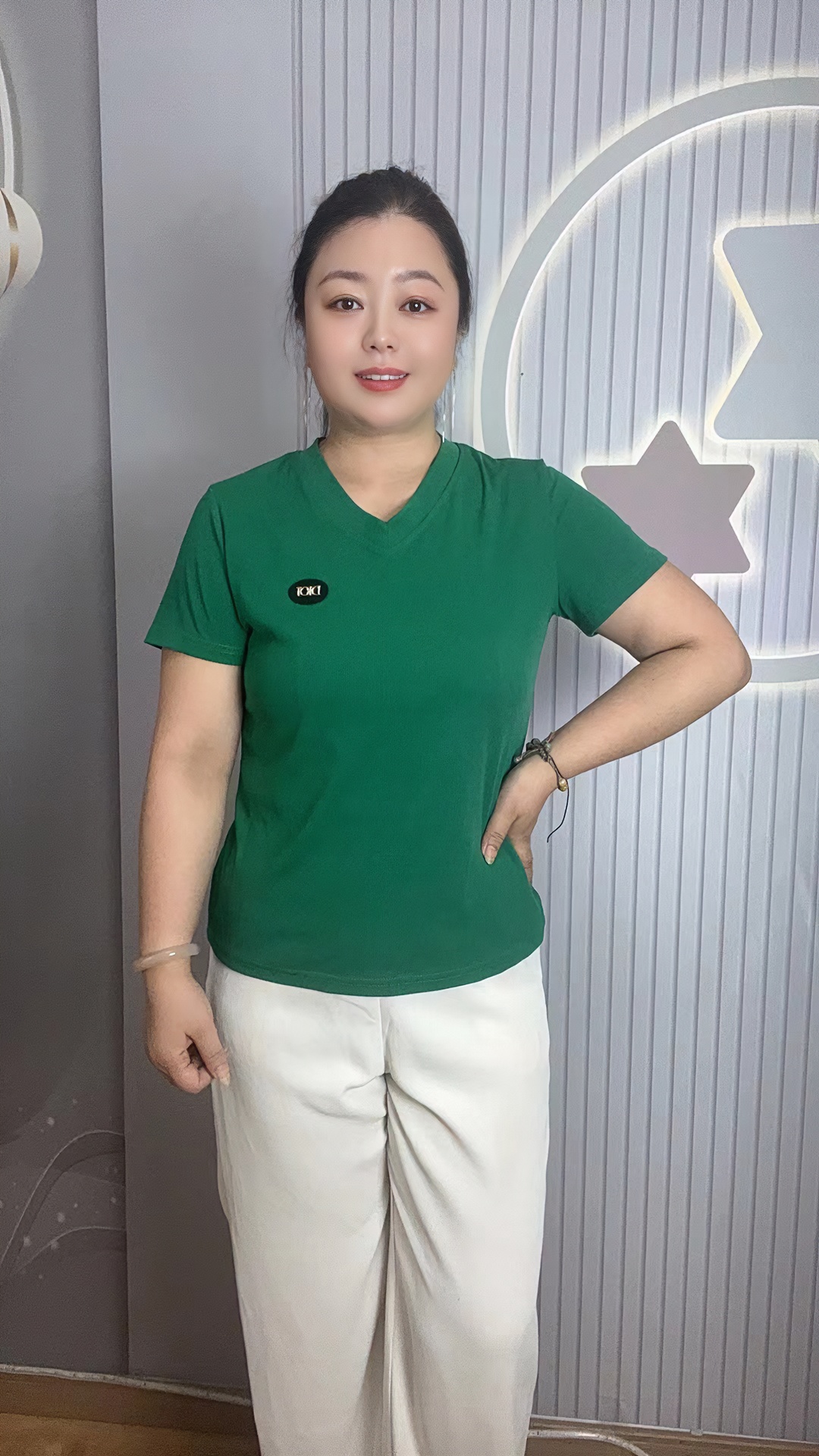 夏季半袖显瘦休闲V领百搭简约风时尚气质纯色经典洋气爆款打底衫