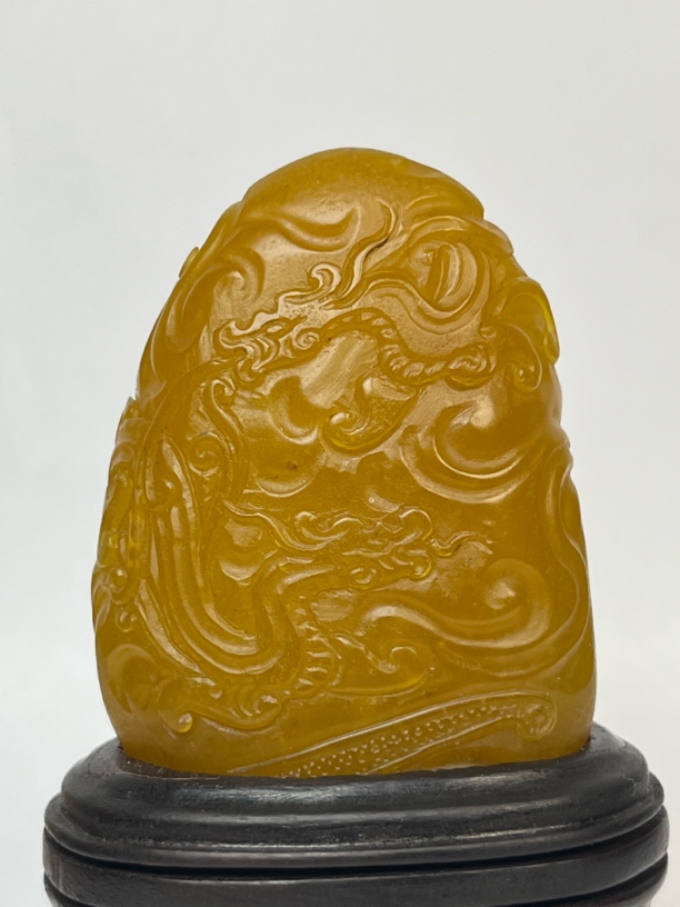 寿山老性田黄石螭虎田味十足带石皮结晶通透88.1g