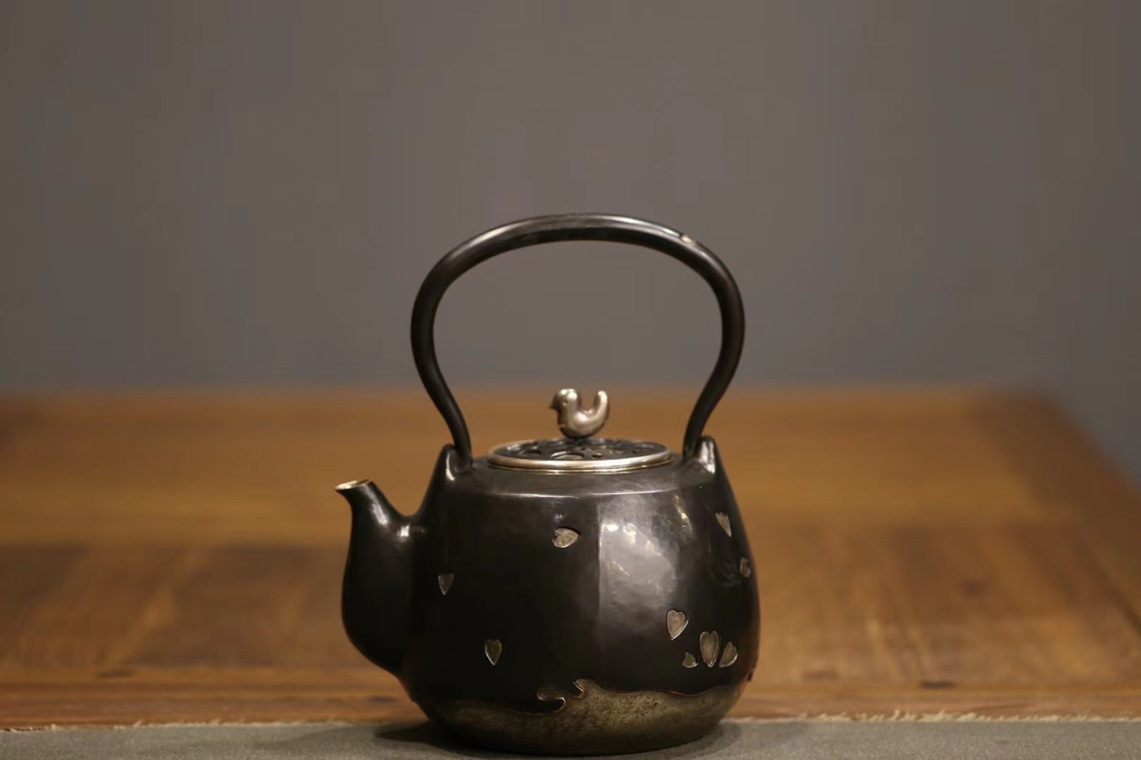 铜包银壶茶具底款：宗光、此壶铜包银工艺制成，银鸟为摘提梁壶