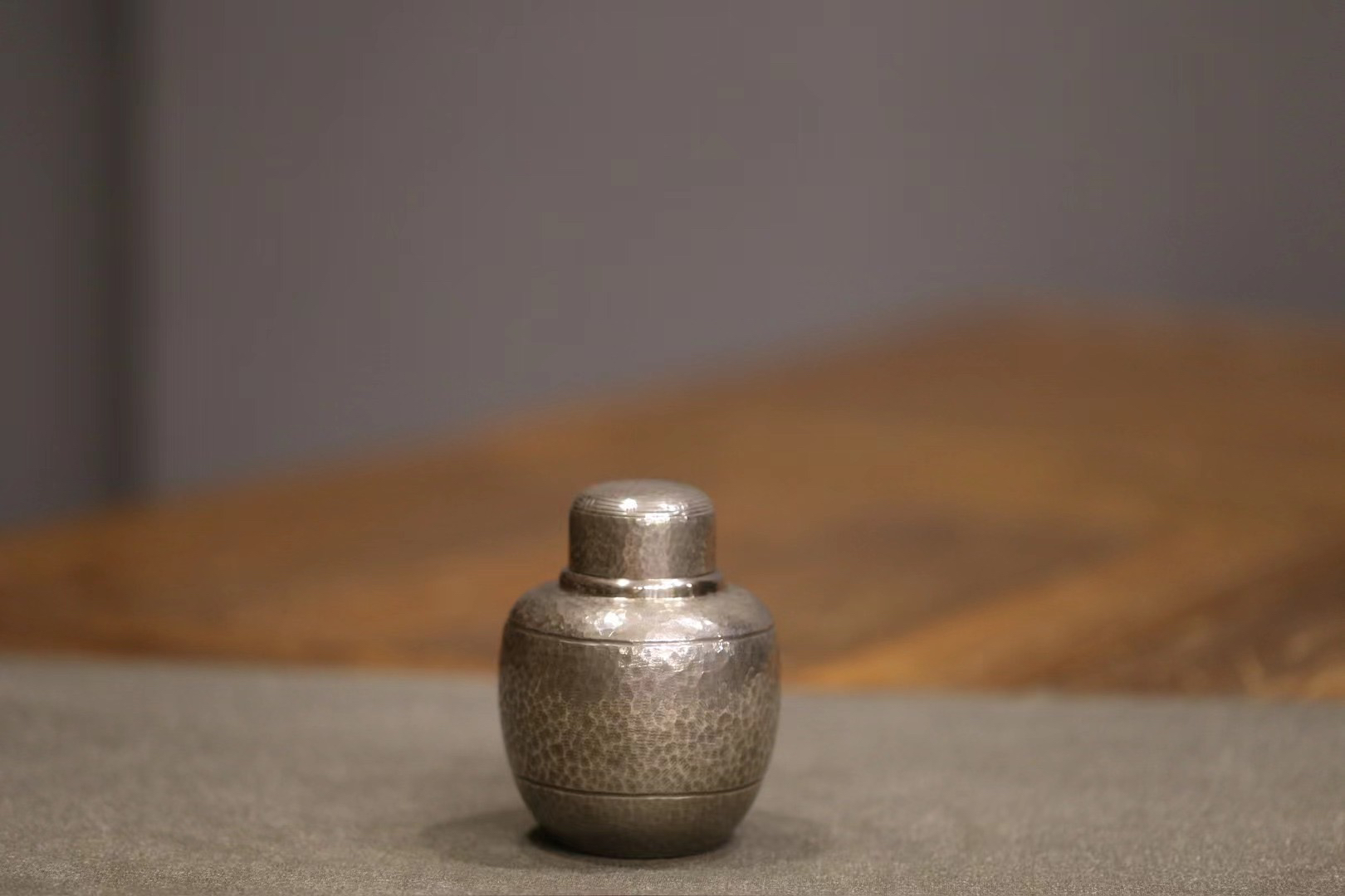 银茶叶罐复古手工醒茶罐密封底款：宫本造砂面槌纹，色泽内敛含蓄，