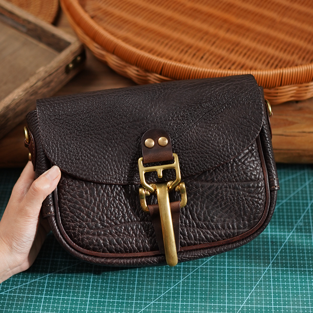 牛颈纹粗犷牛皮骑兵扣单肩斜挎包纯手工包真皮百搭简约斜跨