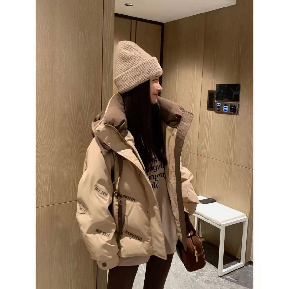 波司断码2023冬装新款女字母印花加厚涂鸦白鸭绒加厚外套面包服保