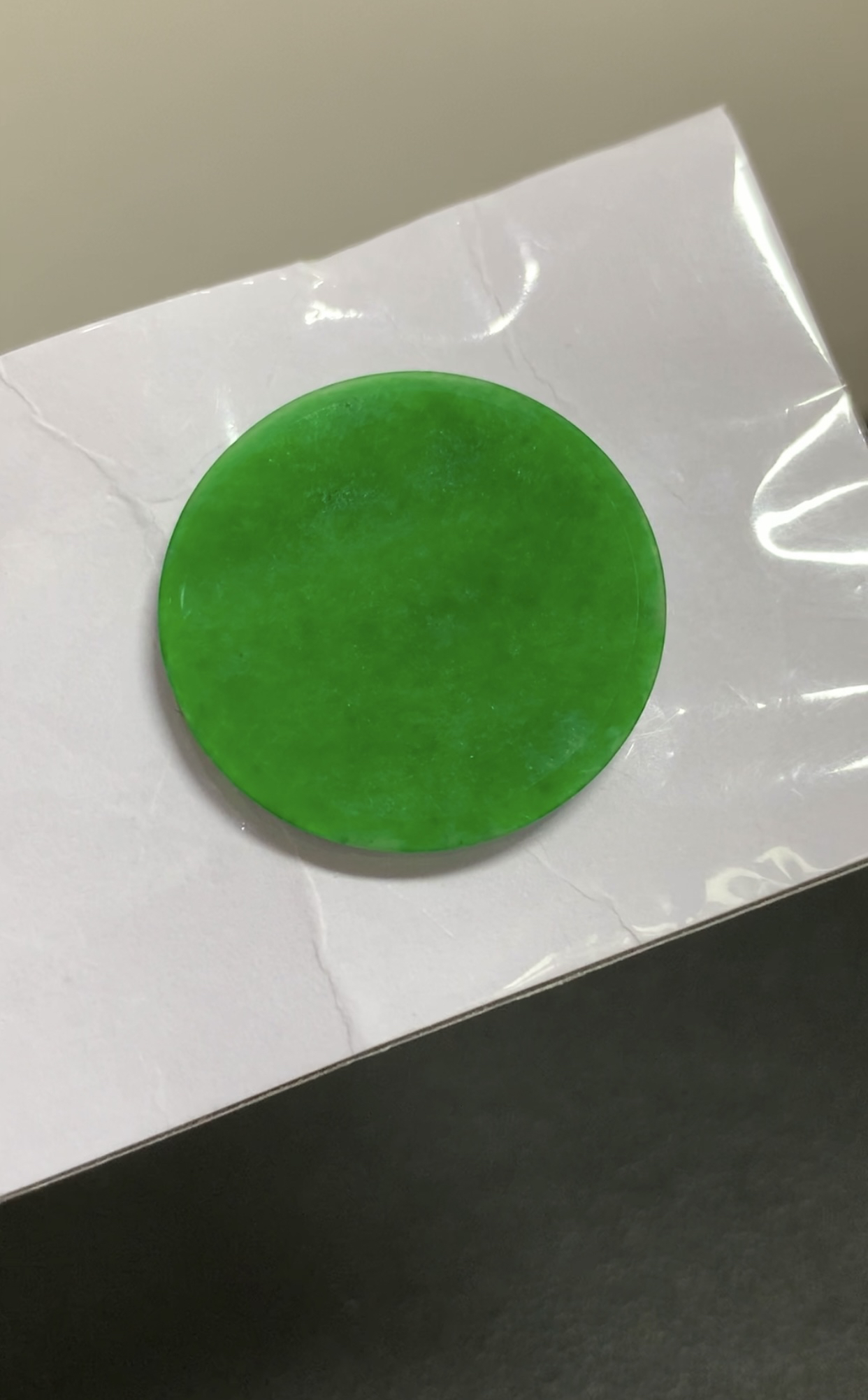 天然a货翡翠 满辣阳绿圆牌。 可做超大气款手牌 吊坠二用款