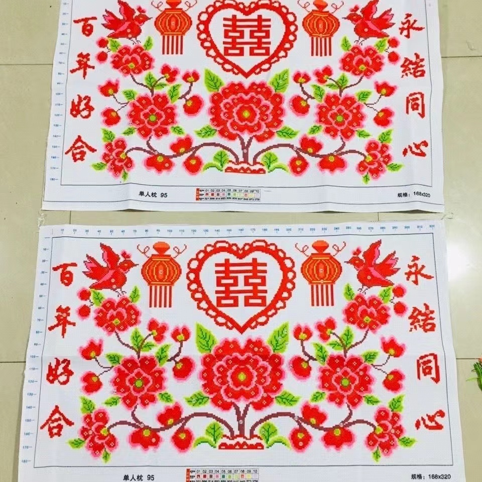 十字绣单人枕头，是布片要自己绣跟镶边的。