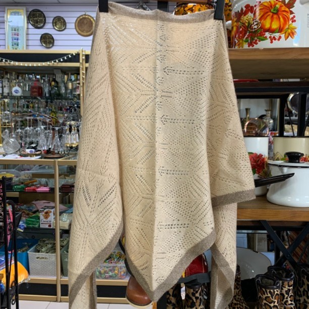 羊绒镂空三角巾柔软保暖超轻